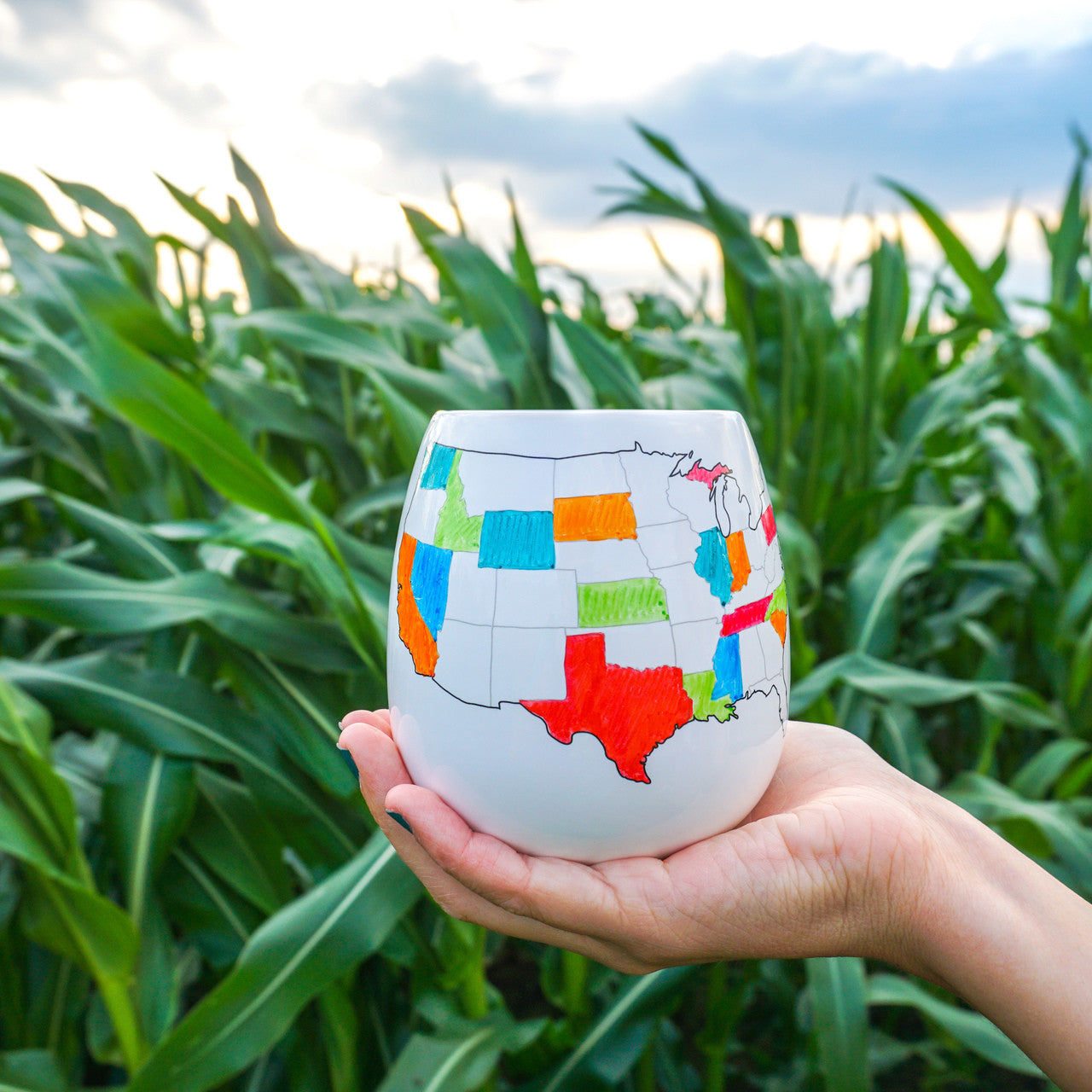 USAMUG high quality ceramic mug with USA map and colouring pen.
Dishwasher and Microwave safe. Made in Europe.
Registered design by Trouvaille™
Travel the World. Colour the World.