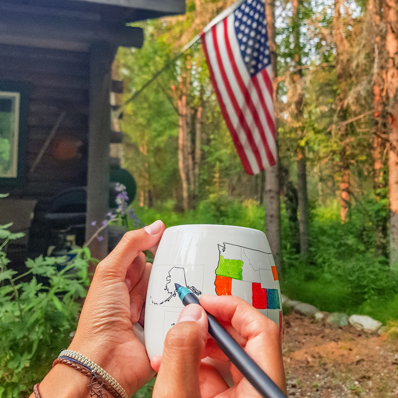USAMUG high quality ceramic mug with USA map and colouring pen.
Dishwasher and Microwave safe. Made in Europe.
Registered design by Trouvaille™
Travel the World. Colour the World.