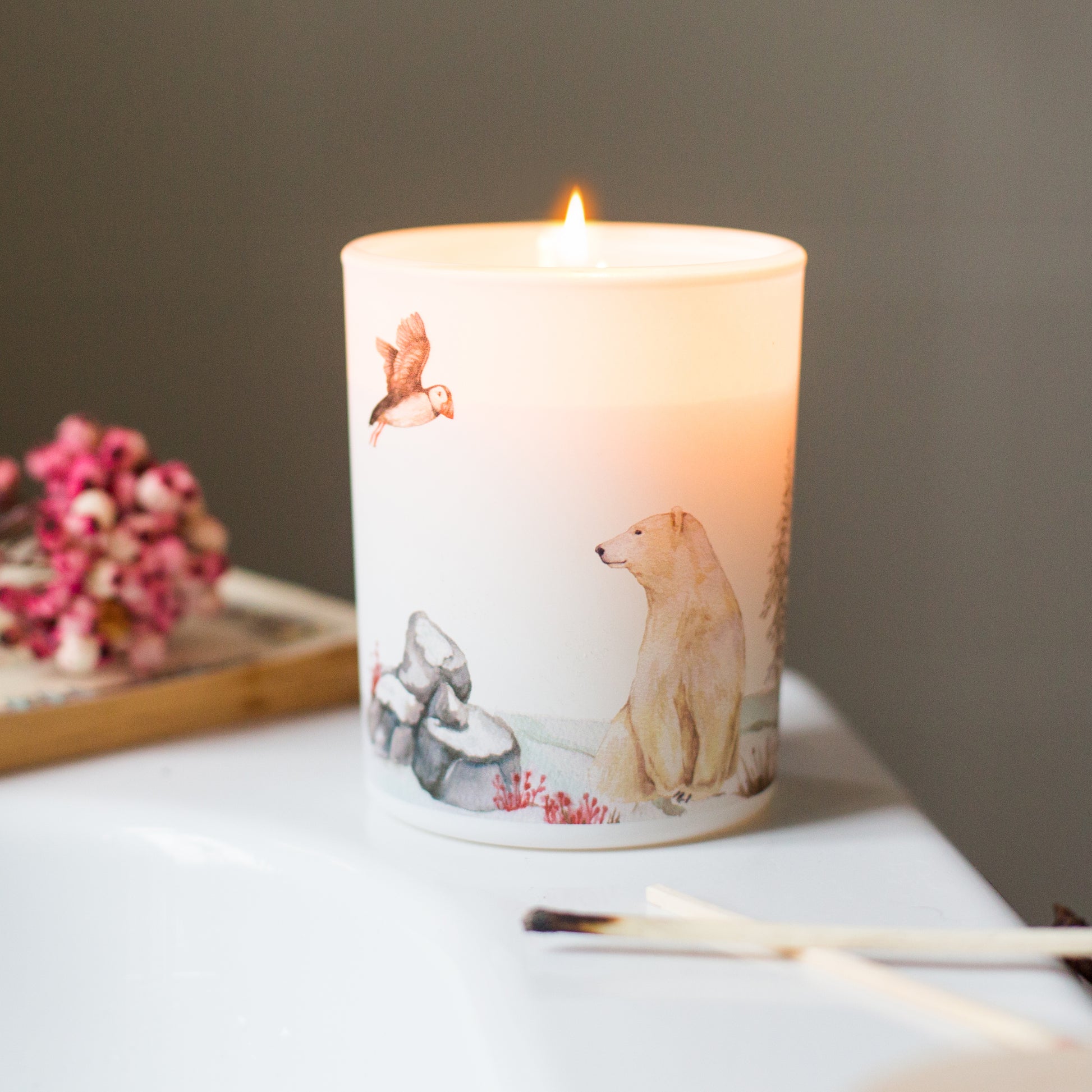 Tundra soy scented candle with notes of cashmere, sandalwood and lily of the valley, inspired by Arctic landscapes. A sustainable gift for nature lovers.