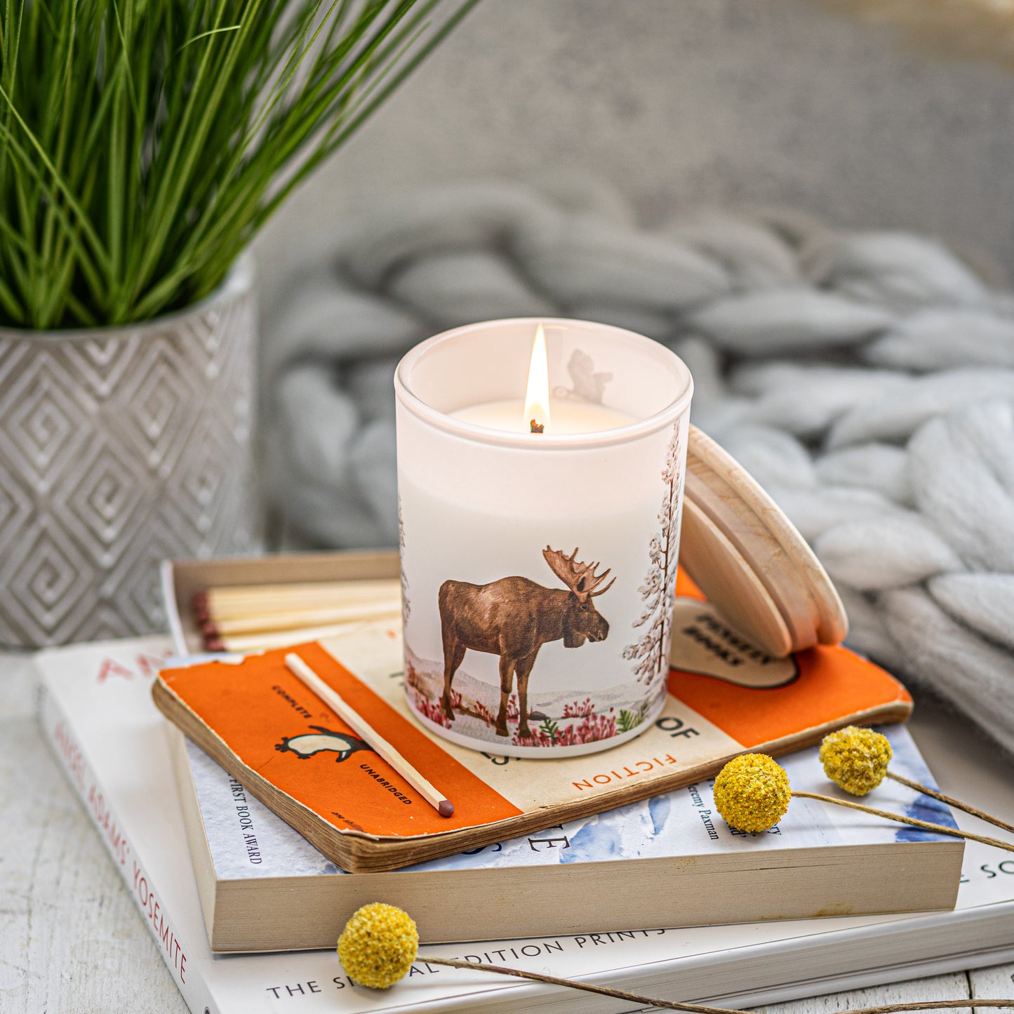 Tundra sustainable soy candle with cashmere and muguet notes, creating a relaxing atmosphere. A thoughtful eco-friendly gift for nature lovers.